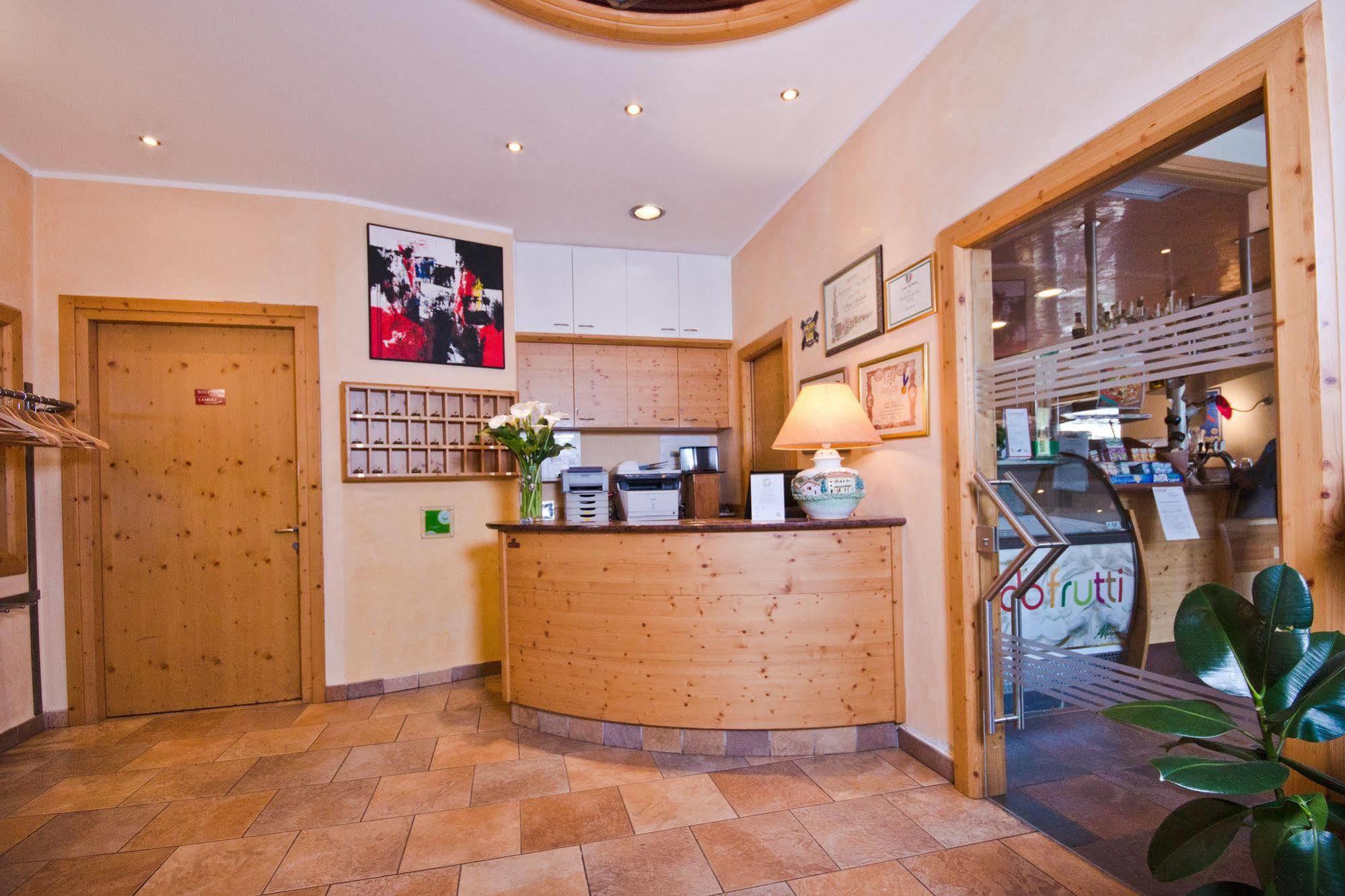 Ronzo-Chienis Hotel Martinelli מראה חיצוני תמונה